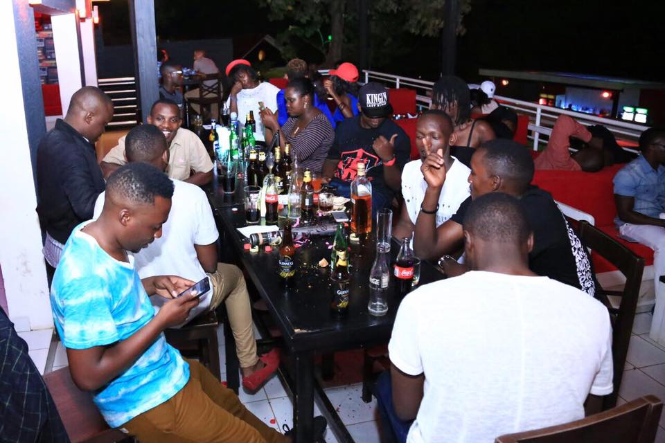 Fame Lounge and Restaurant Kololo Kampala Uganda, Good food in Kampala, Food, Beer and Drinks, Top Bars, Top Restaurant, Lounge, Top Bar and Lounge, Food, Beer, Wine, Spirits, Cocktail bar, Amazing beer prices, Cheap Beers, Great Venues to Drink after work , Gins and local beers, grilled food and wood-fired pizzas, Kampala Corporate Night Out and hanging venue, Chilling with friends and mates, Date night, Eating and Drinking, Private parties, Drinking and Dancing, Cocktail Bar, Lounge Bar, Party Bar, Kampala Pub, Lively DJ nights, Lively Music, Great Beer Drink Out, Tasteful Delicious food in Kampala, Amazing Drinking Joint in Kampala Uganda, Ugabox